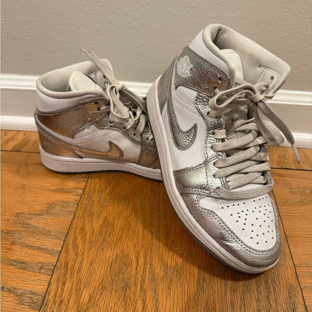 NIKE Jordan Women's Air 1 Mid SE White/Metallic Silver size 5
